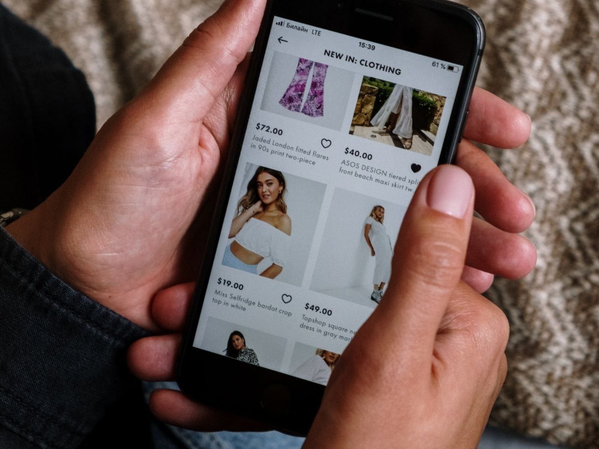 Une personne compare des articles sur un site de vente depuis son telephone