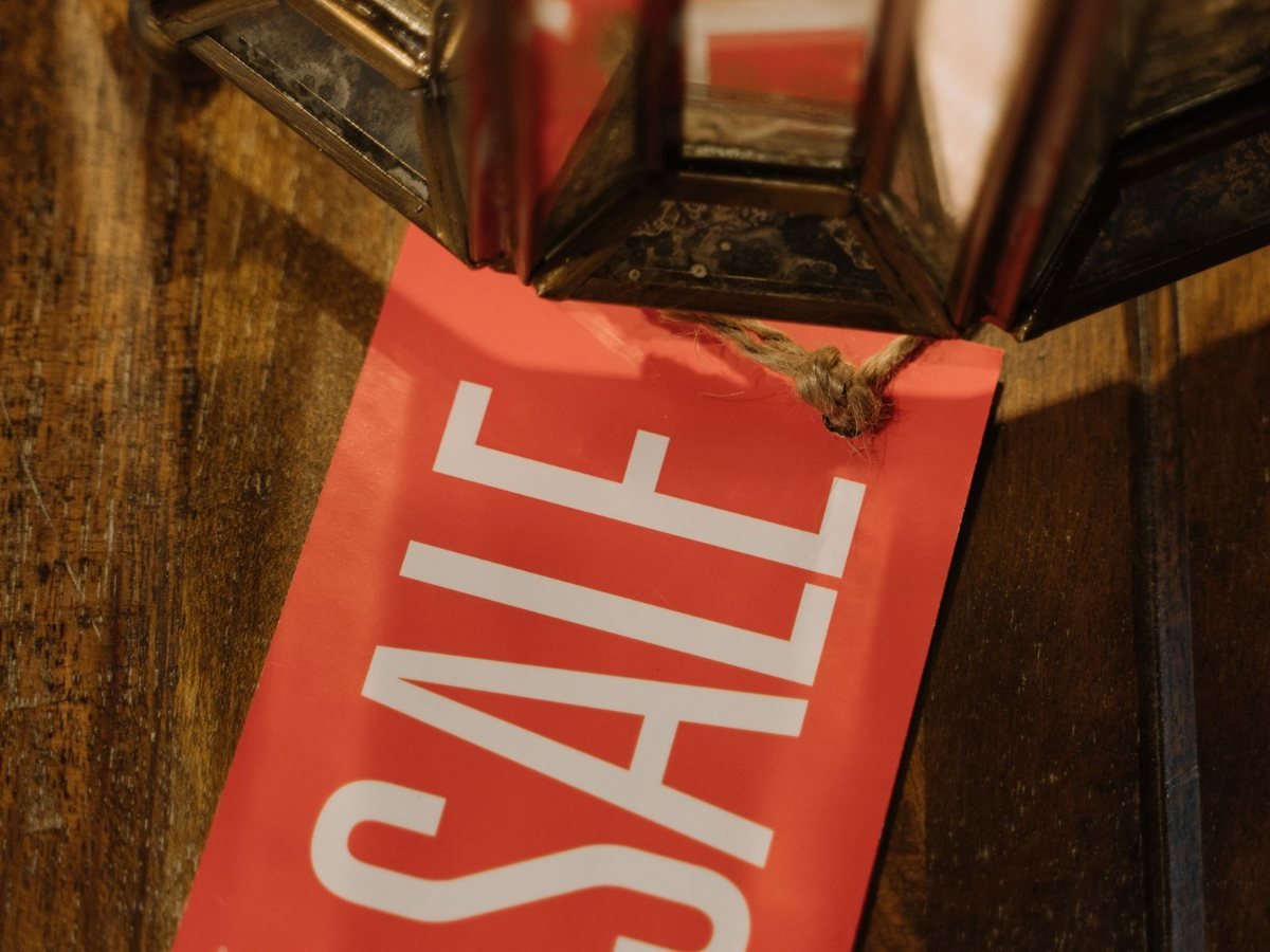 Une etiquette de soldes rouge accrochee a un vetement