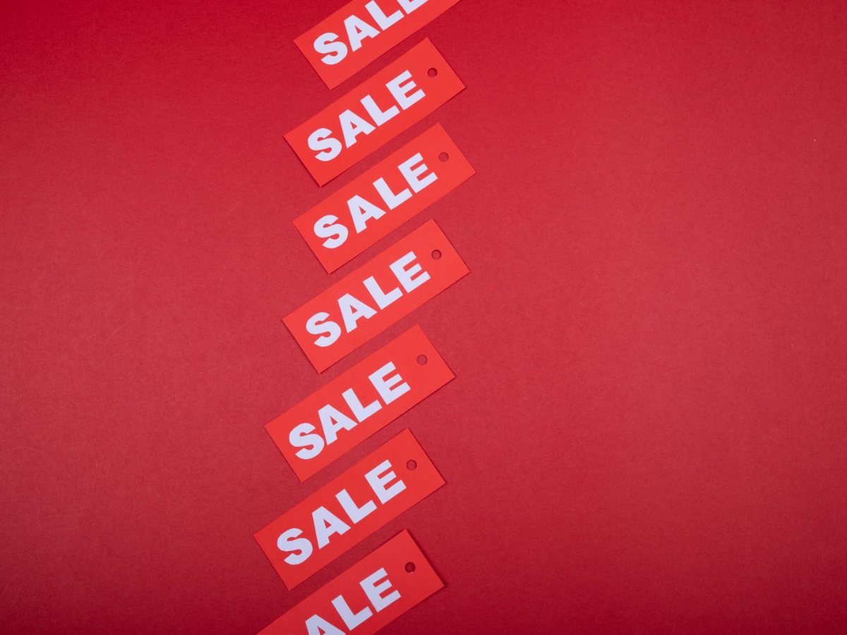 Des etiquettes de vente rouges alignees sur une table