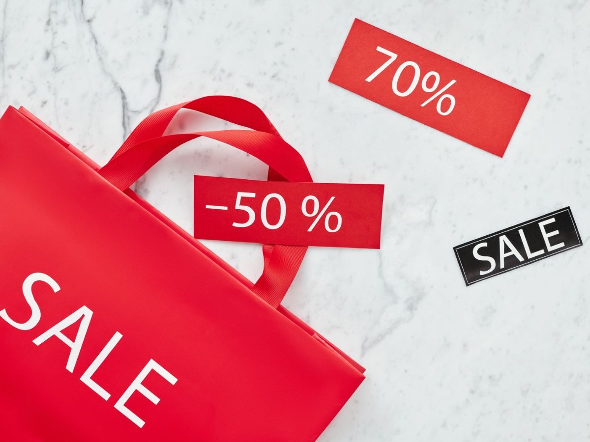 Un sac rouge de soldes avec des etiquettes