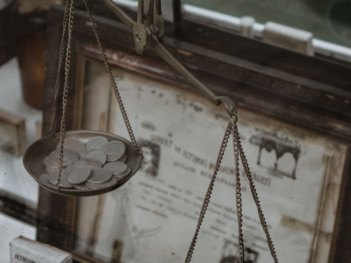 Ancienne balance à deux plateaux