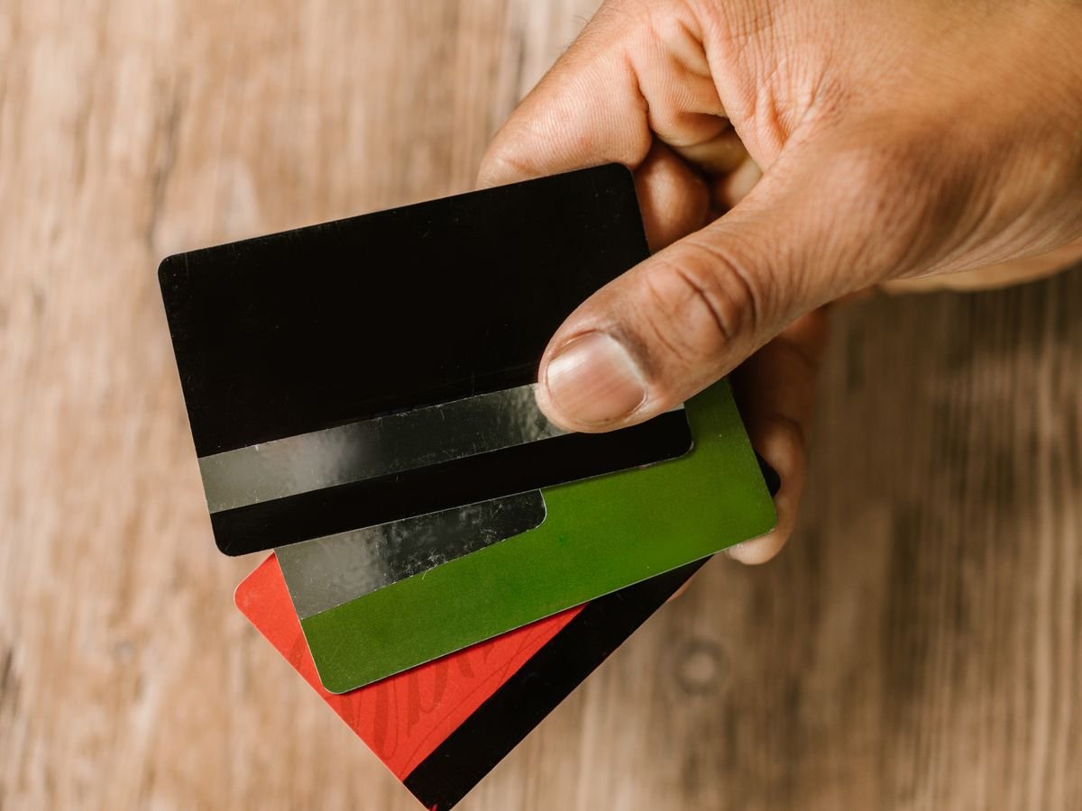 Carte bancaire tenue à la main