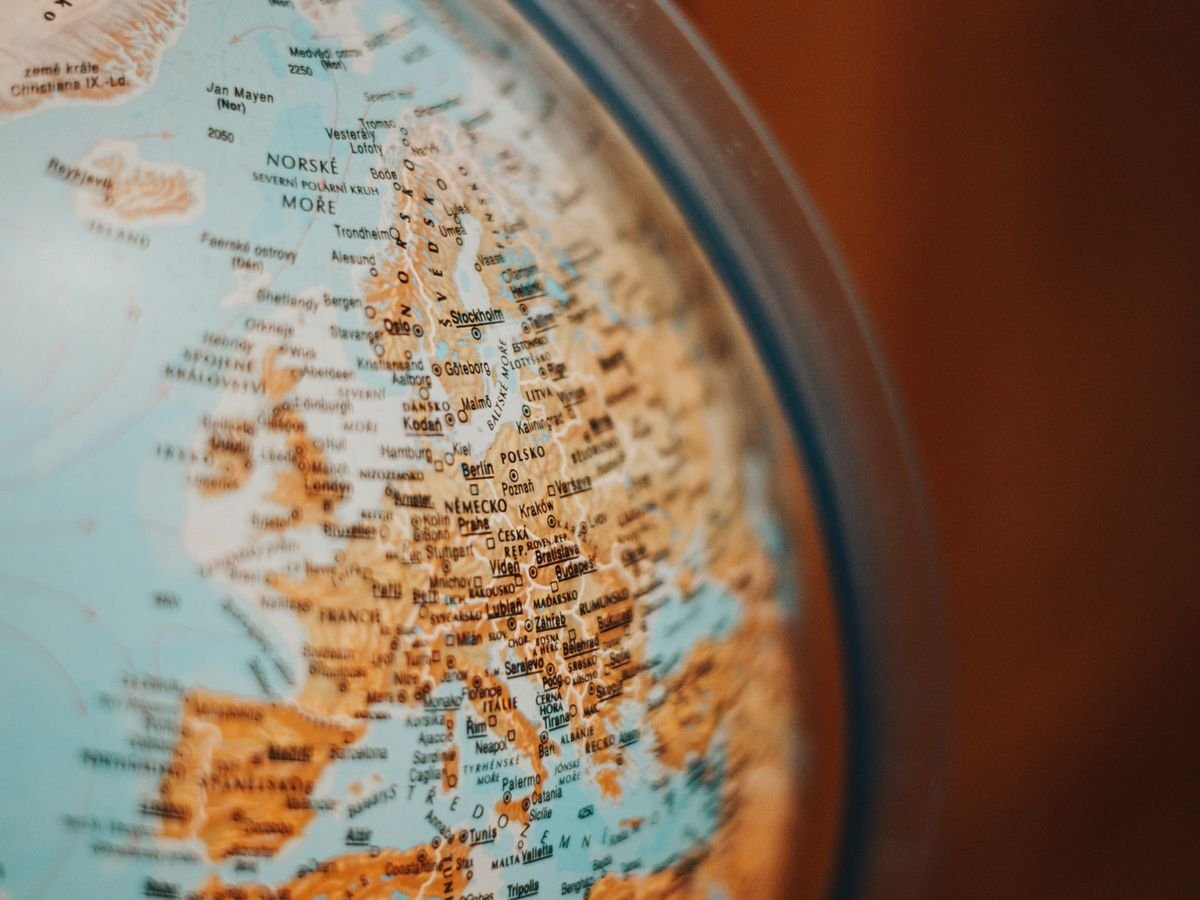 Globe terrestre posé sur un bureau