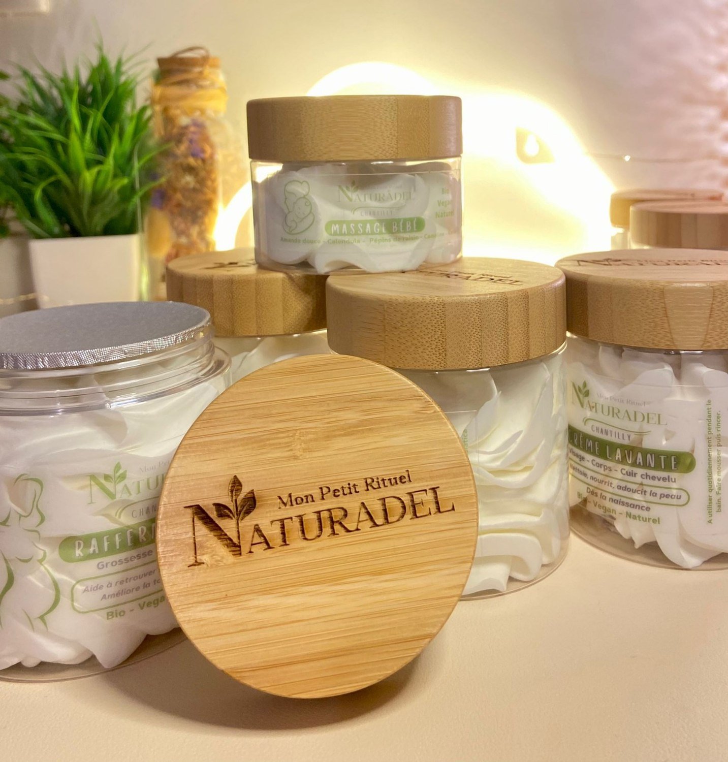 Gamme de pots de cosmétique à couvercle bambou photographiée pour les fiches produit