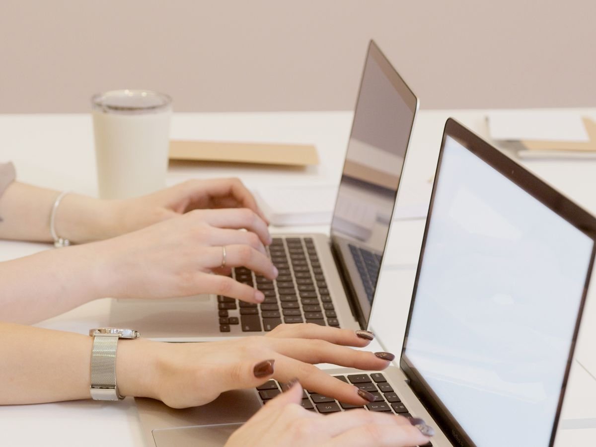 Mains tapant sur le clavier d’un ordinateur portable