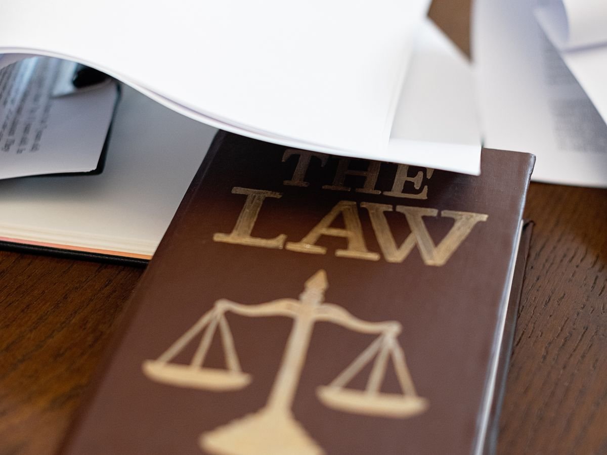 Ouvrage de droit posé sur un bureau