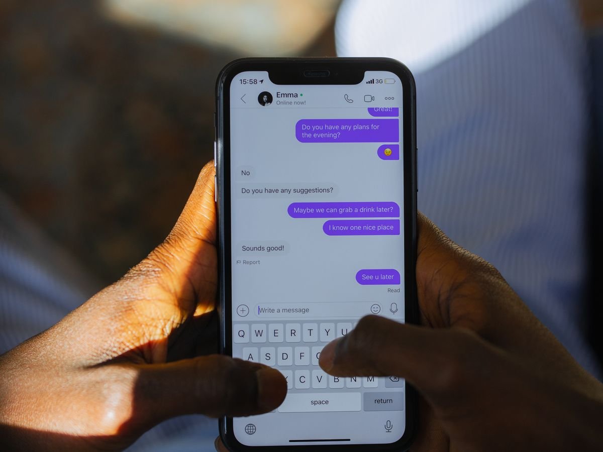 Conversation affichée sur l’écran d’un téléphone