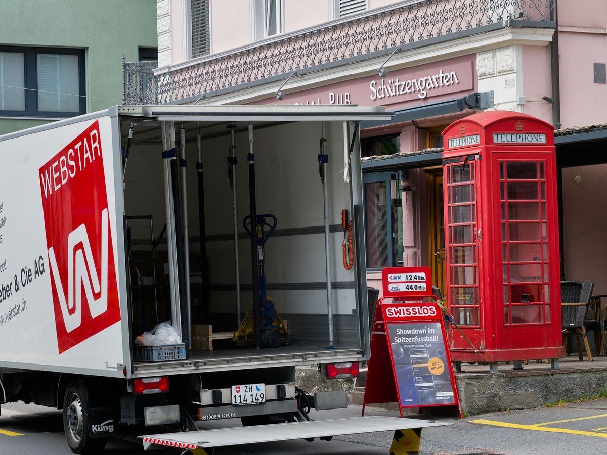 Camion de livraison ouvert au chargement