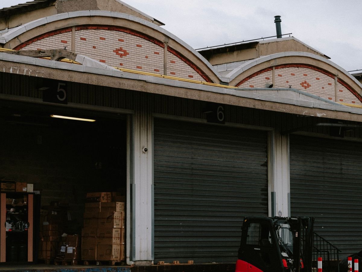 Portes closes d’un local de stockage