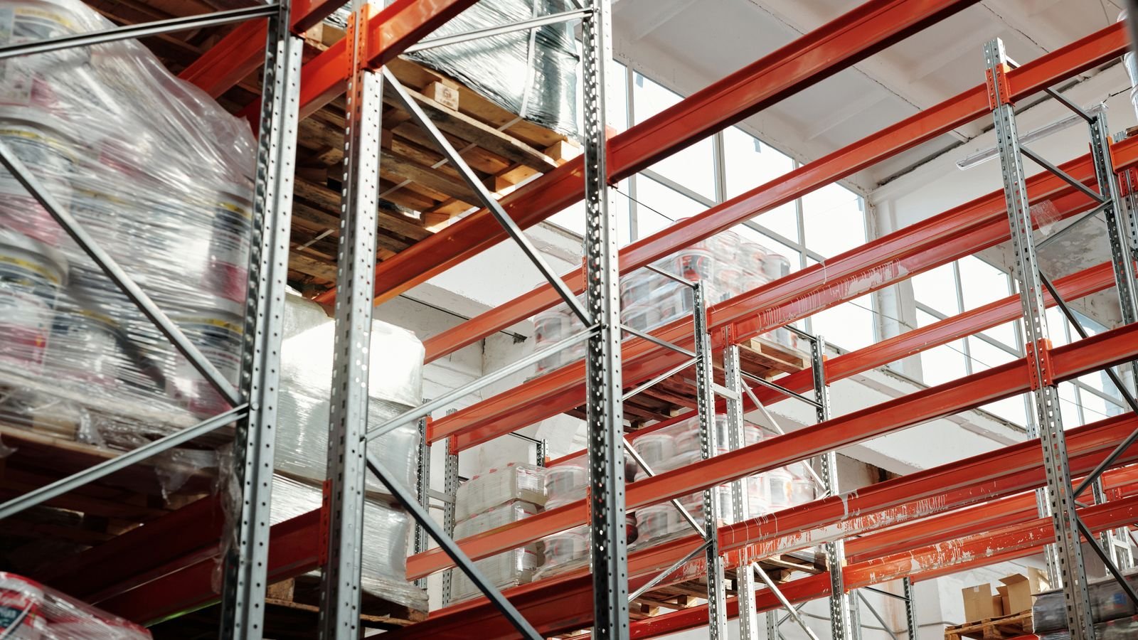Rayonnages métalliques dans un entrepôt
