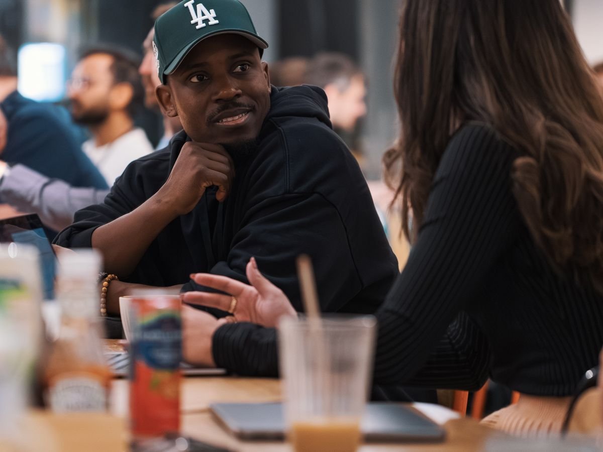 Discussion autour d’une table de travail