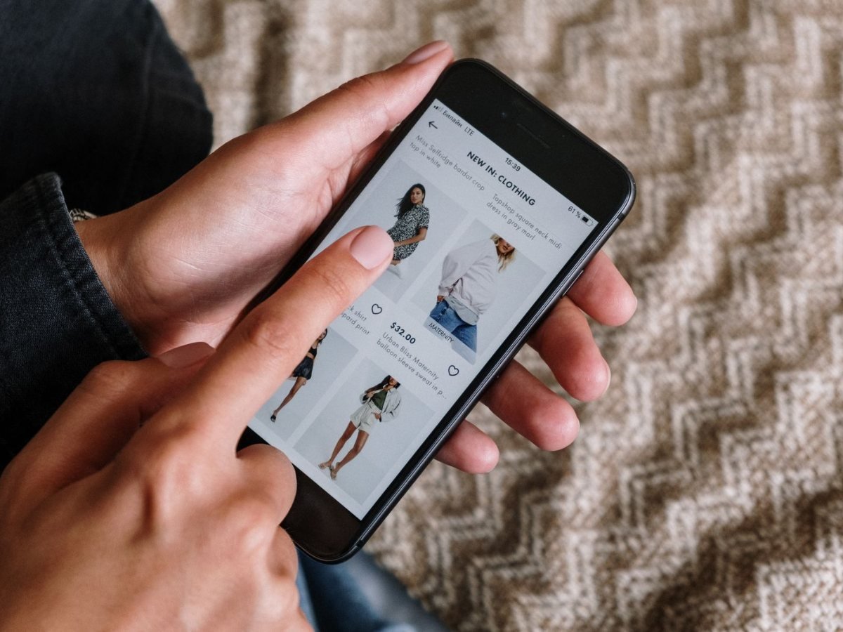Une personne parcourt des vetements sur un site de vente en ligne