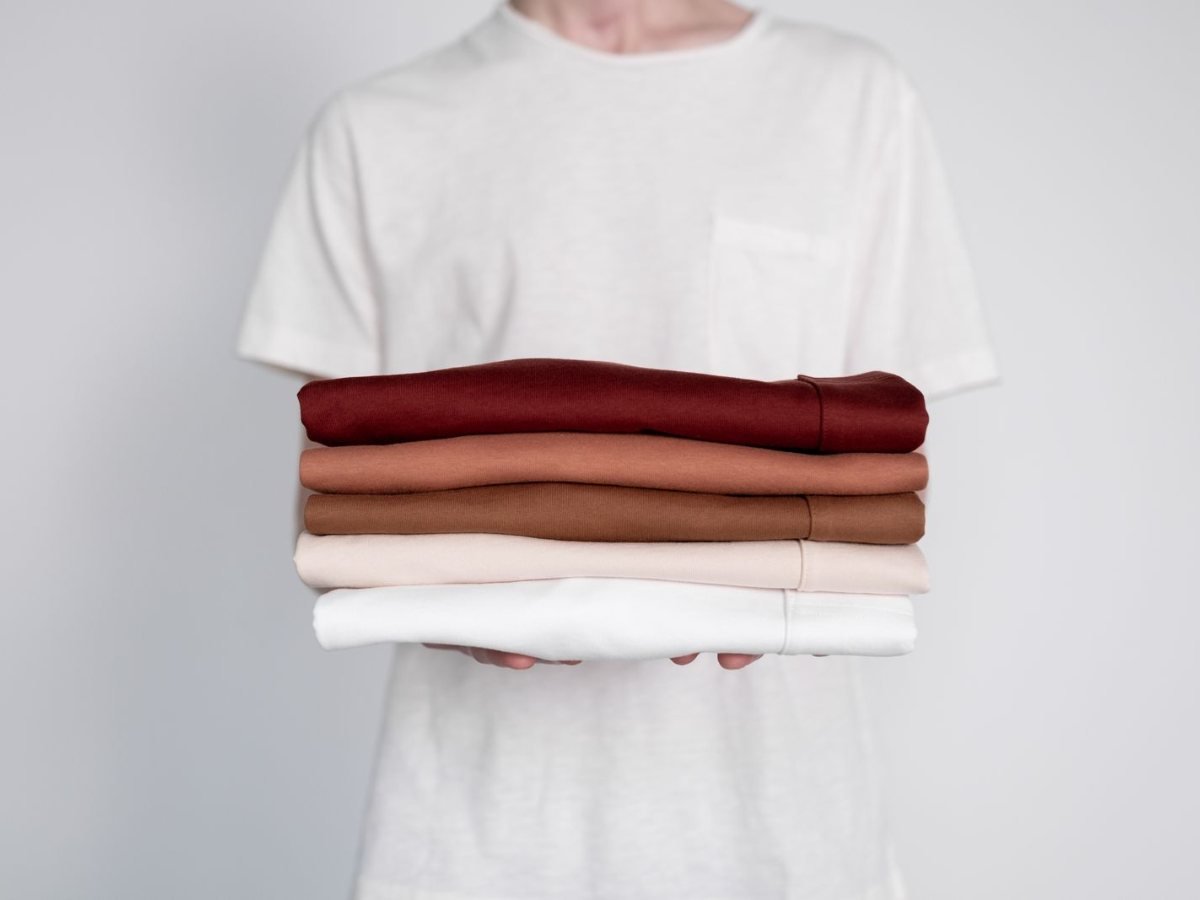 Des chemises de couleur pliees et empilees