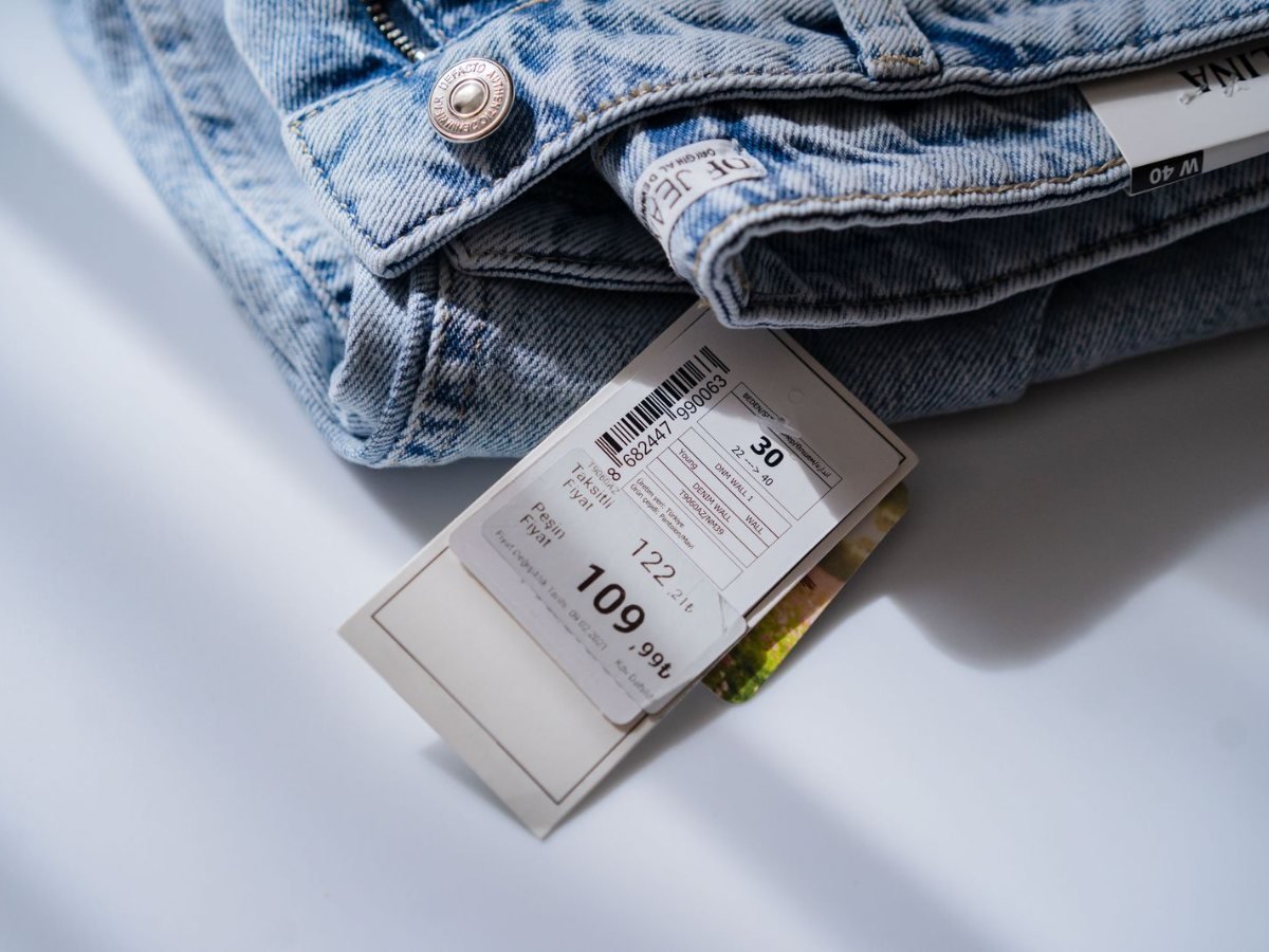 Un jean en denim avec son etiquette de prix