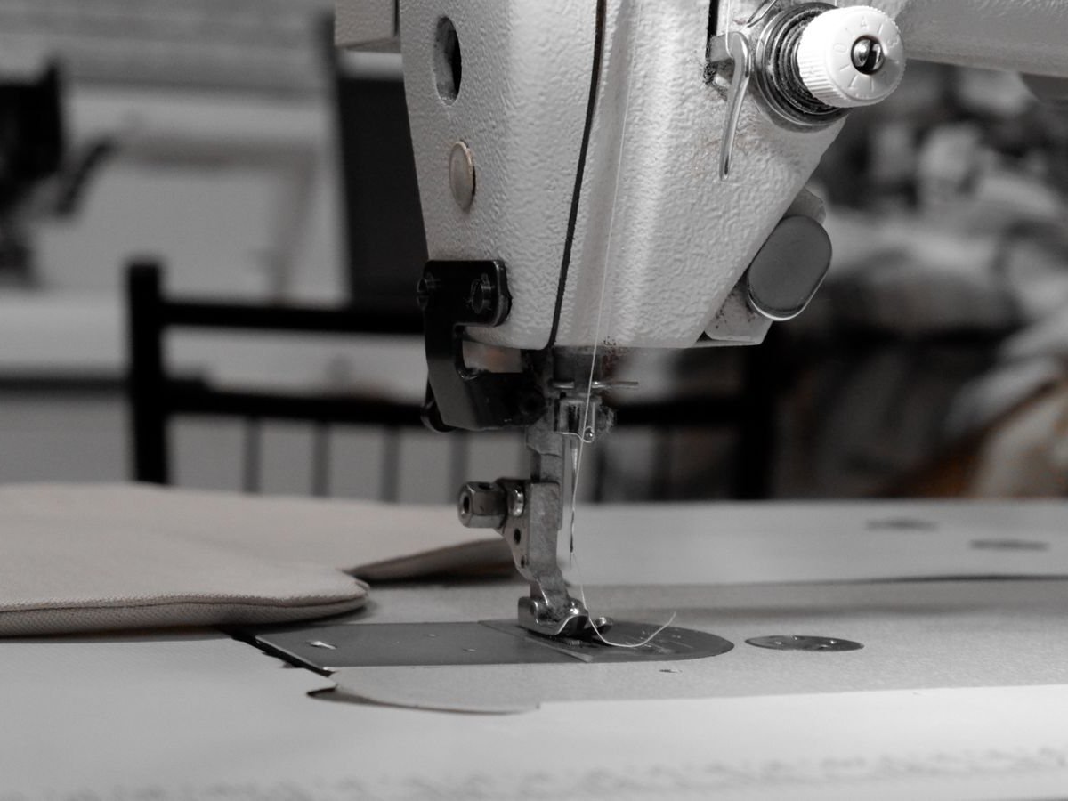 Gros plan sur une machine a coudre industrielle dans un atelier