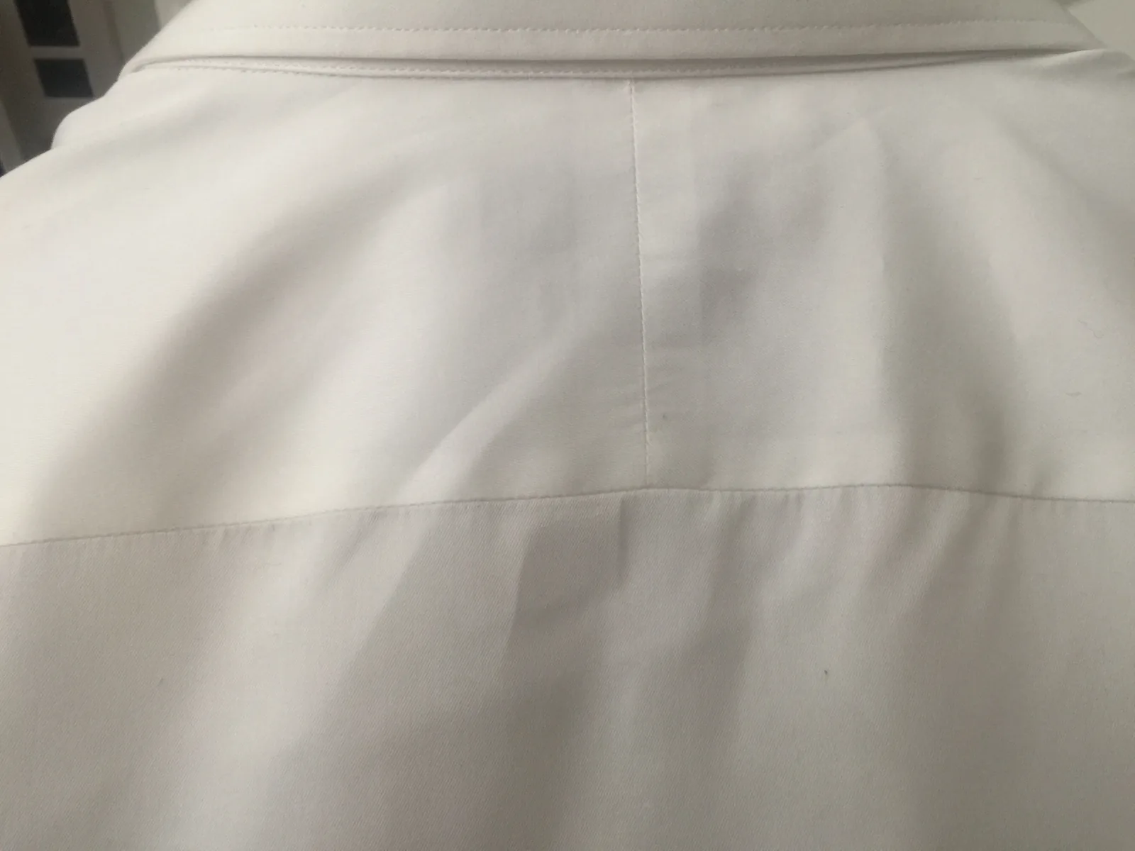 Empiècement d’épaule et couture du dos d’une chemise blanche