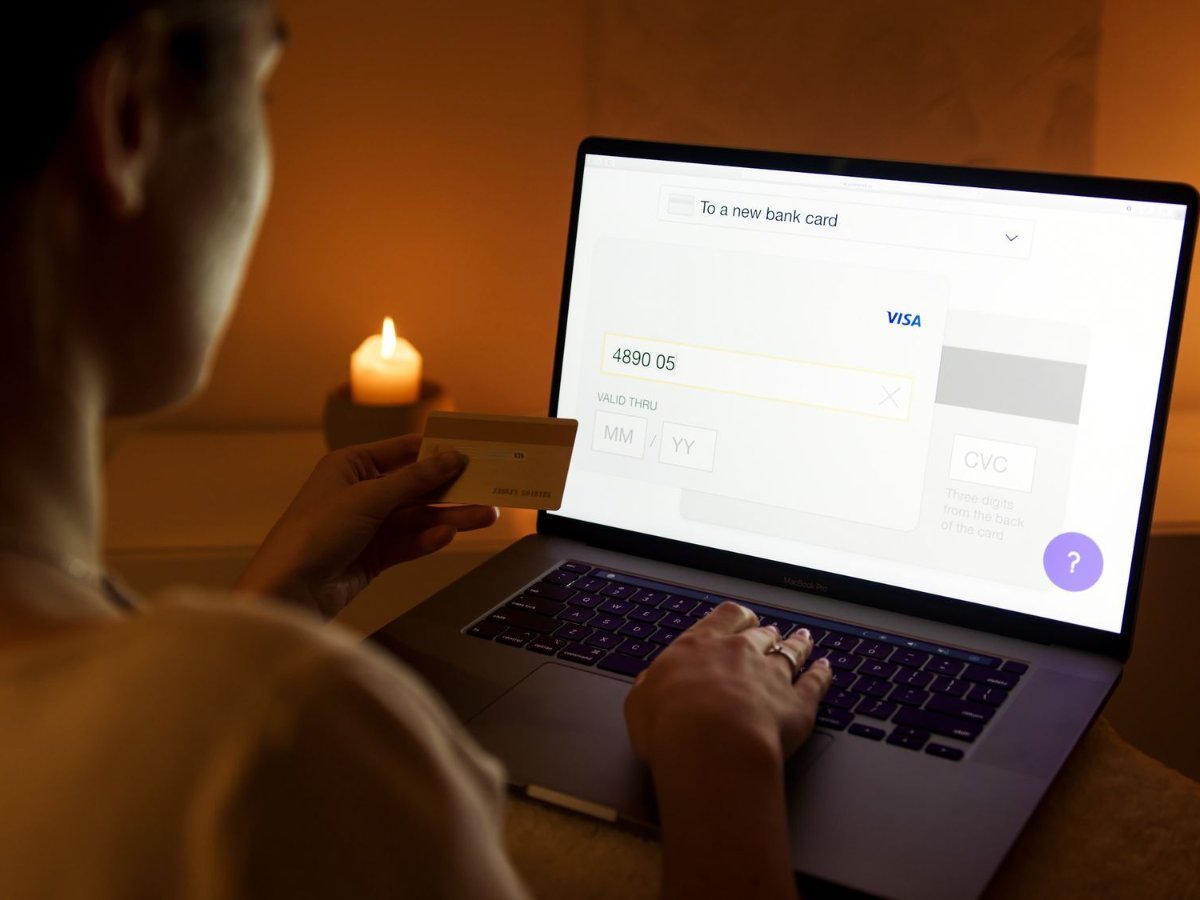 Paiement en plusieurs fois PayPal : depuis le 7 septembre 2026, c’est le vendeur qui rembourse PayPal Une femme effectue un paiement en ligne sur son ordinateur portable