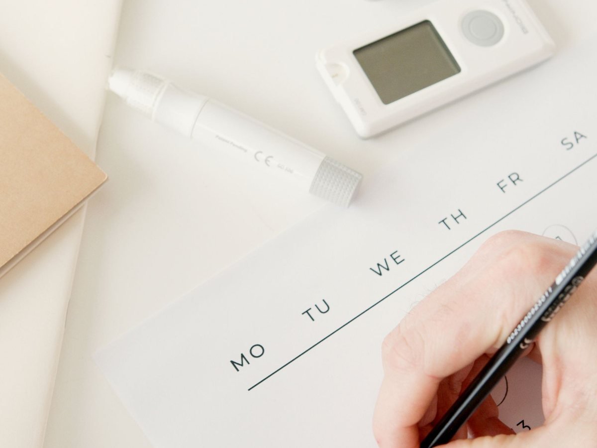 Paiement en 3 fois : à partir du 20 novembre 2026, c’est un crédit à la consommation Une personne marque des dates sur un calendrier