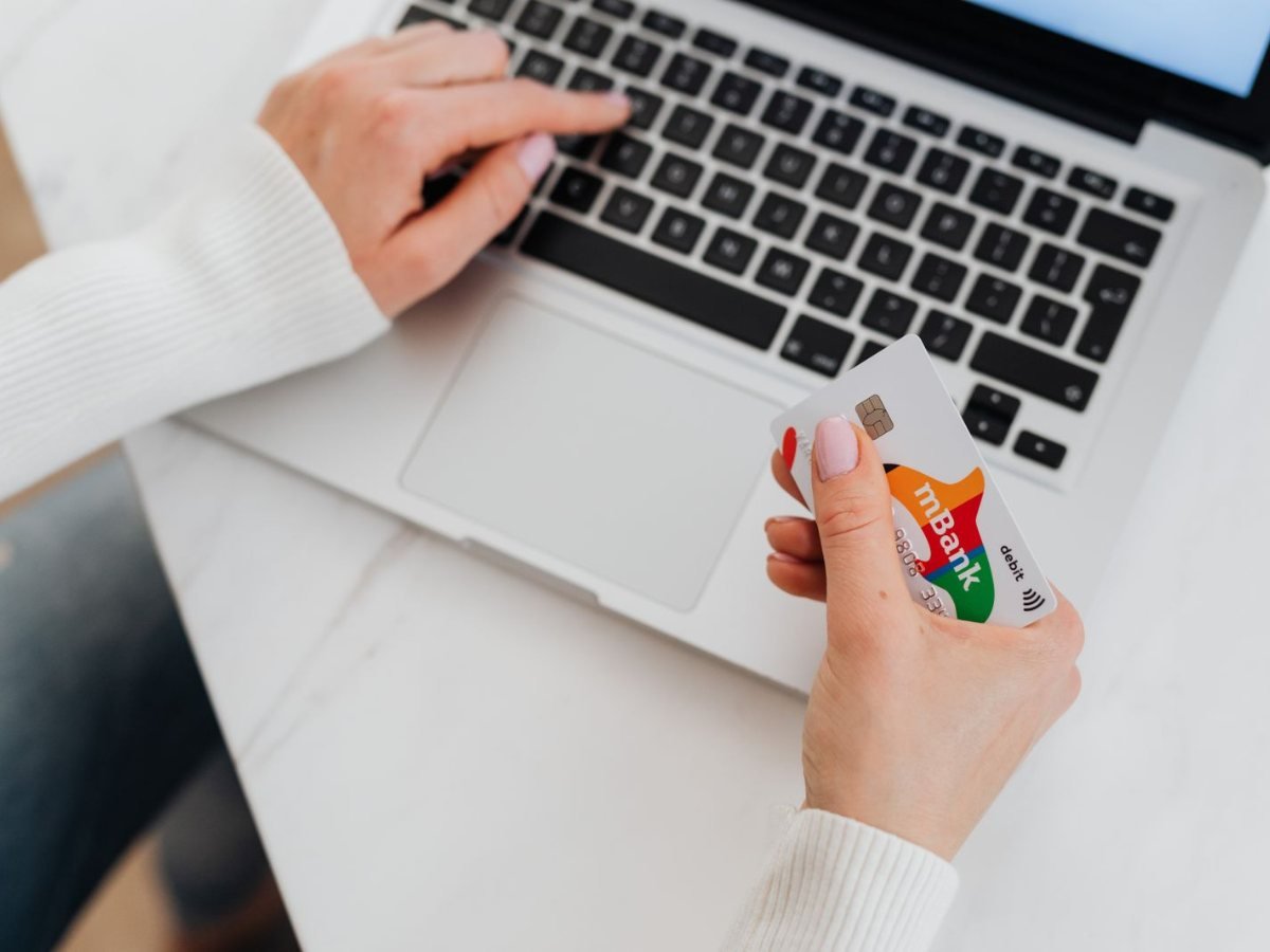 Paiement en 3 fois : à partir du 20 novembre 2026, c’est un crédit à la consommation Une personne tient une carte bancaire devant un ordinateur portable
