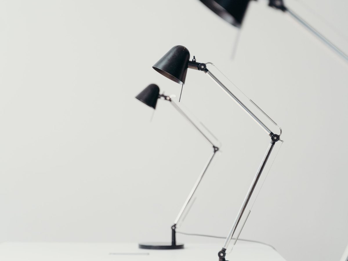 Paiement en 3 fois : à partir du 20 novembre 2026, c’est un crédit à la consommation Trois lampes de bureau en metal alignees