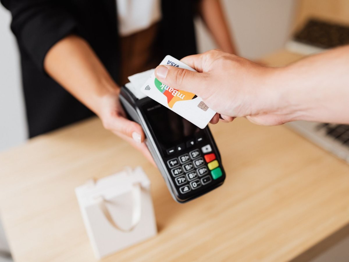 Paiement en 3 fois : à partir du 20 novembre 2026, c’est un crédit à la consommation Gros plan sur un paiement sans contact avec une carte sur un terminal