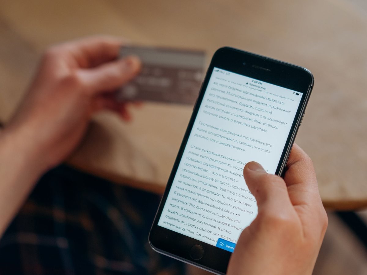 Paiement en 3 fois : à partir du 20 novembre 2026, c’est un crédit à la consommation Une personne effectue un paiement en ligne avec son smartphone