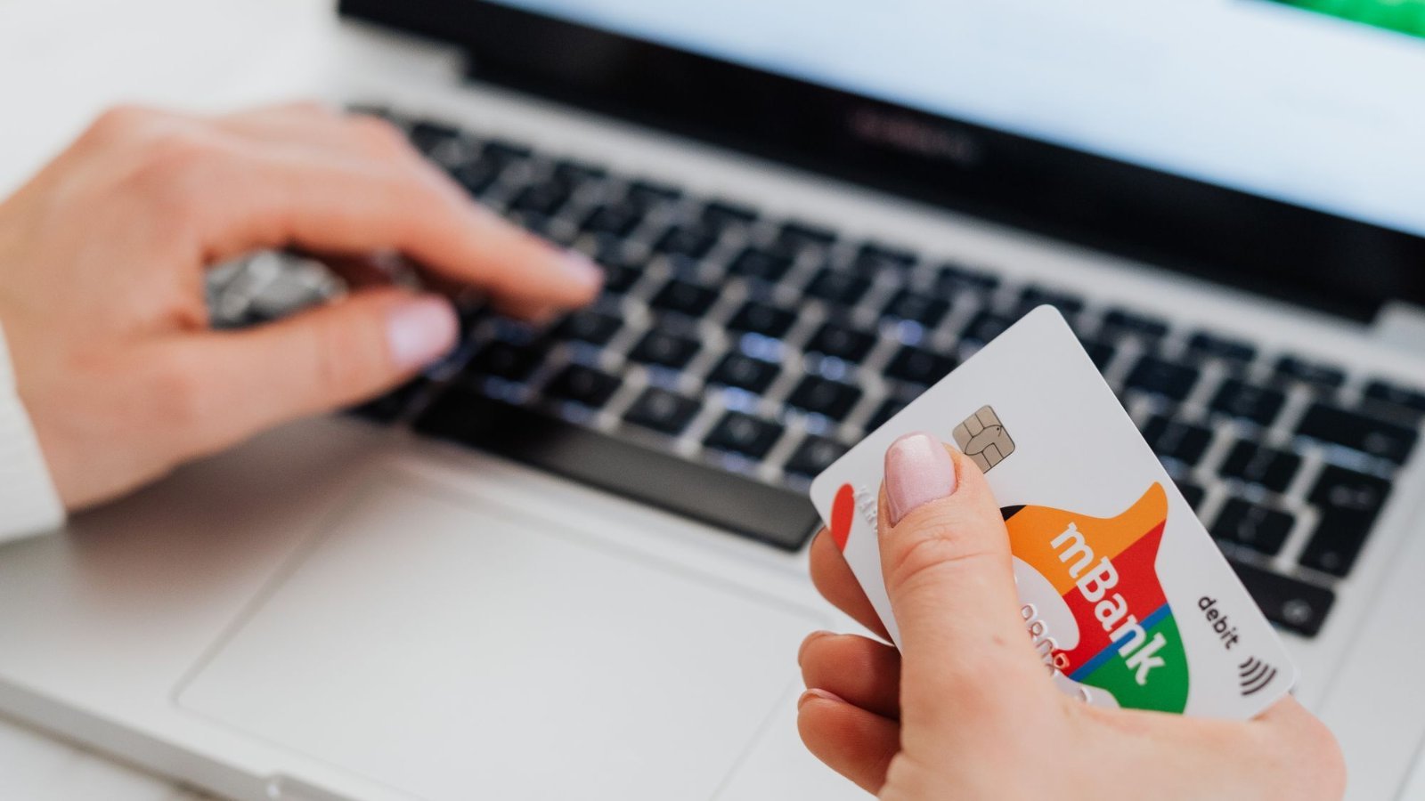 Une personne règle un achat en ligne avec sa carte bancaire