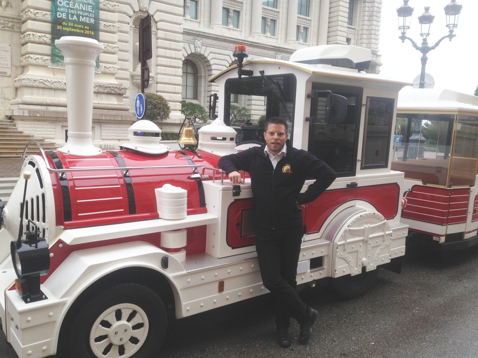 Christophe Millet devant la locomotive du petit train touristique de Monaco, en 2016