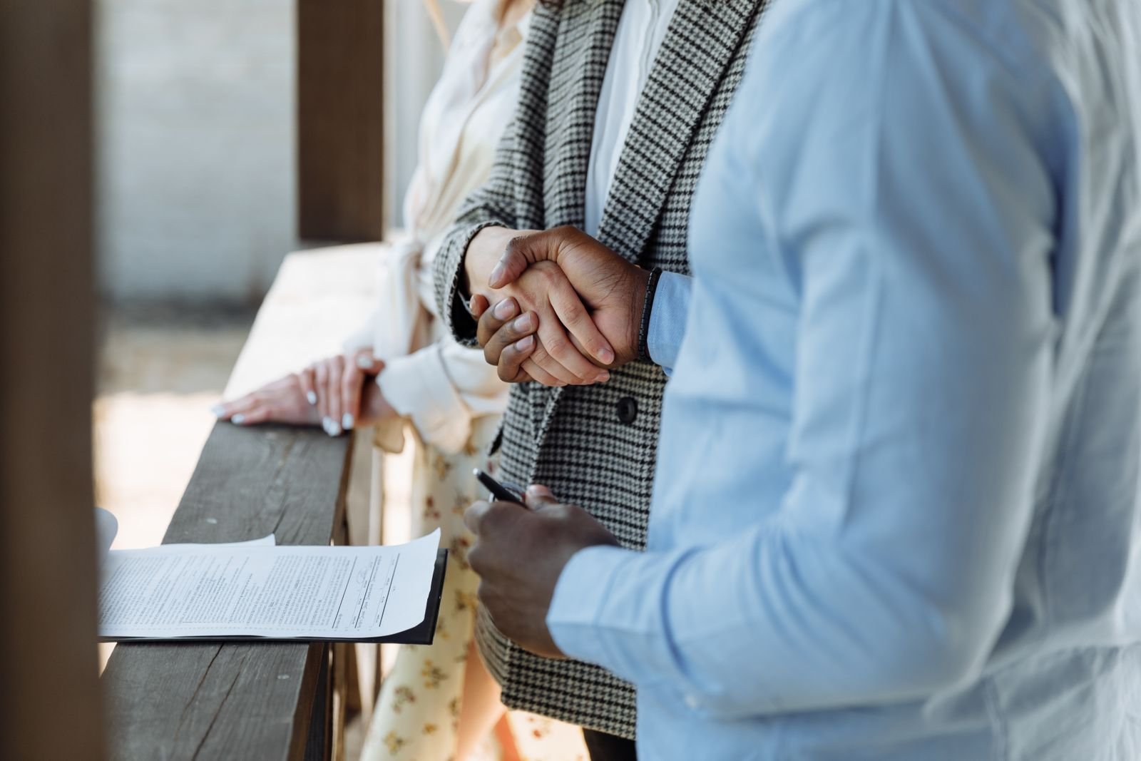 Poignée de main au-dessus d’un contrat signé