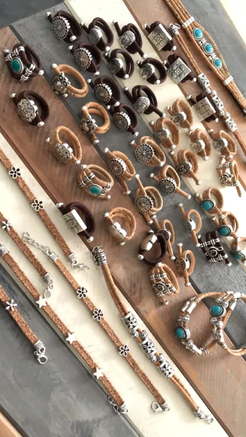 Planche de présentation de bagues et bracelets en liège à décors argentés