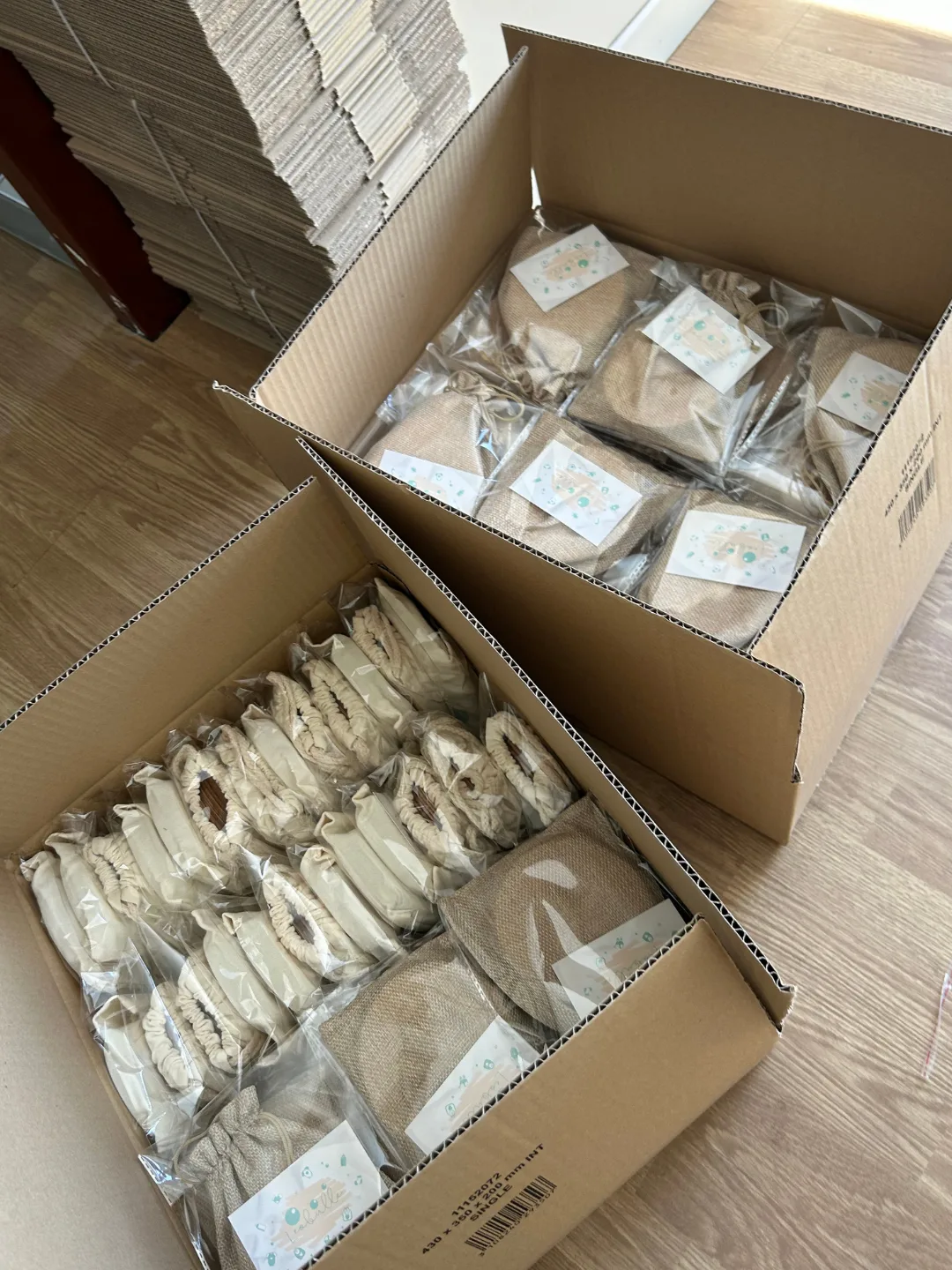 Deux cartons ouverts remplis de sachets kraft étiquetés, prêts pour un envoi Amazon FBA