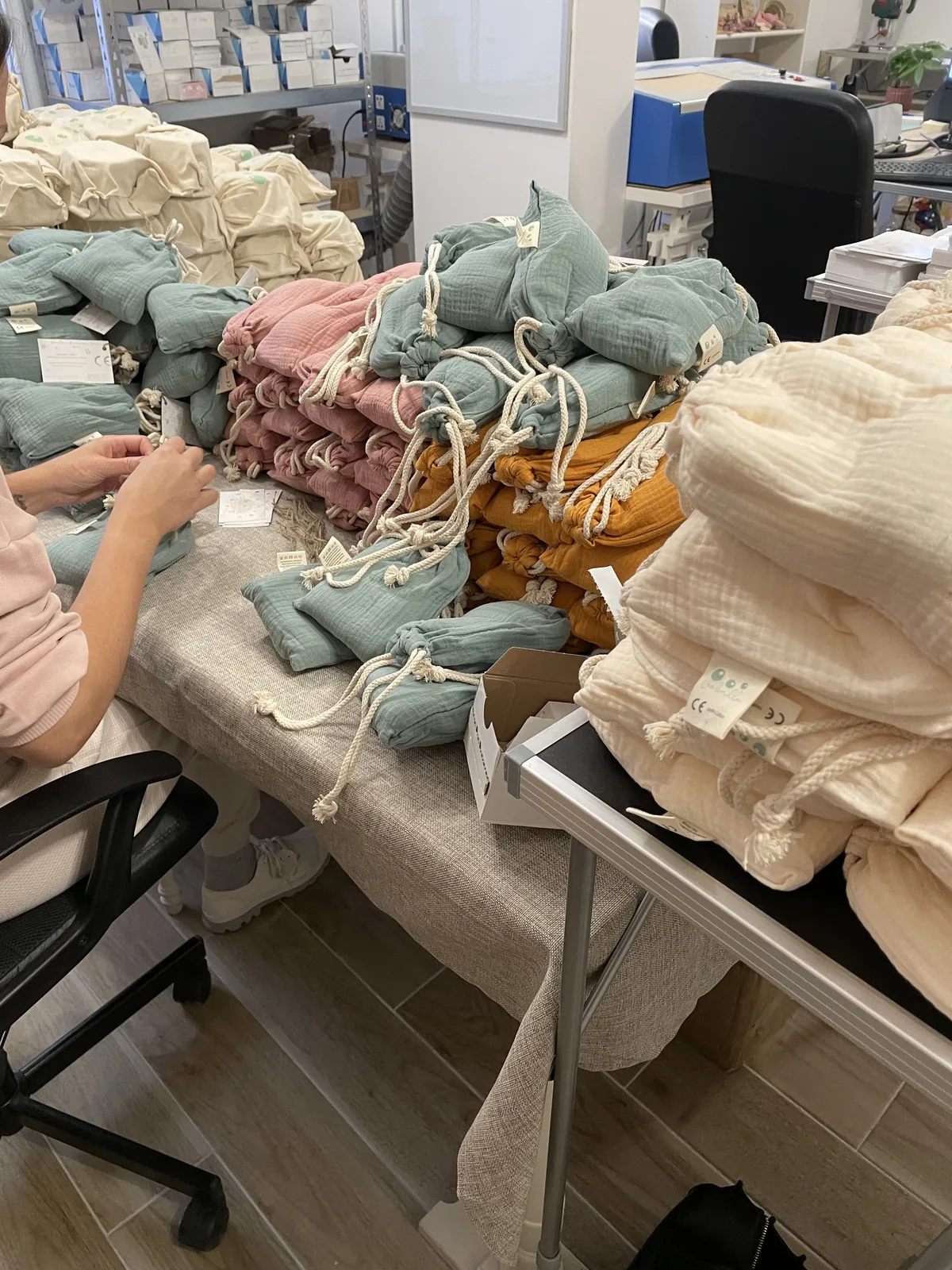 Étiquetage à la main de langes en gaze de coton dans un atelier