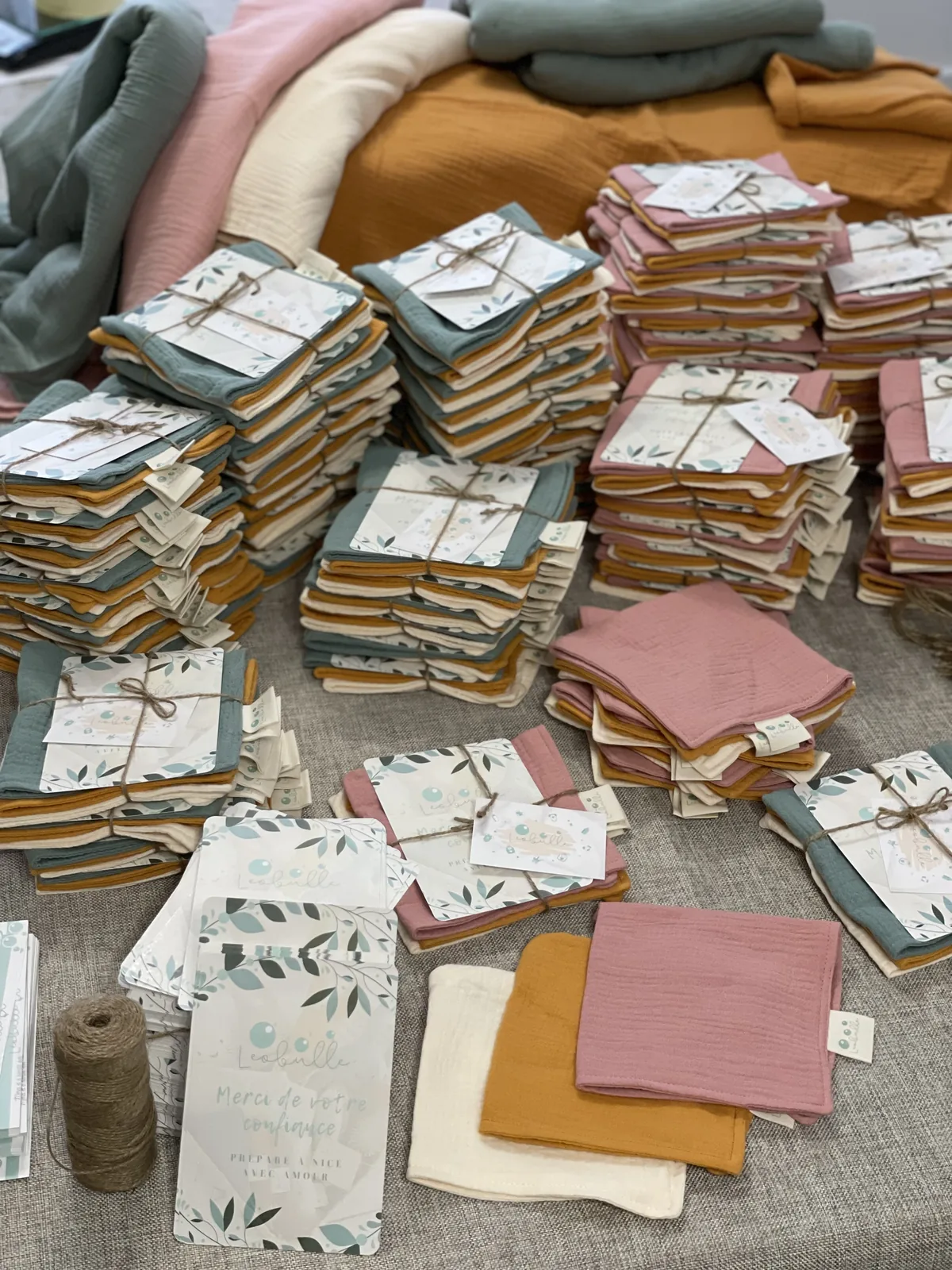 Lots de lingettes lavables en gaze de coton ficelés avec leur carte de remerciement