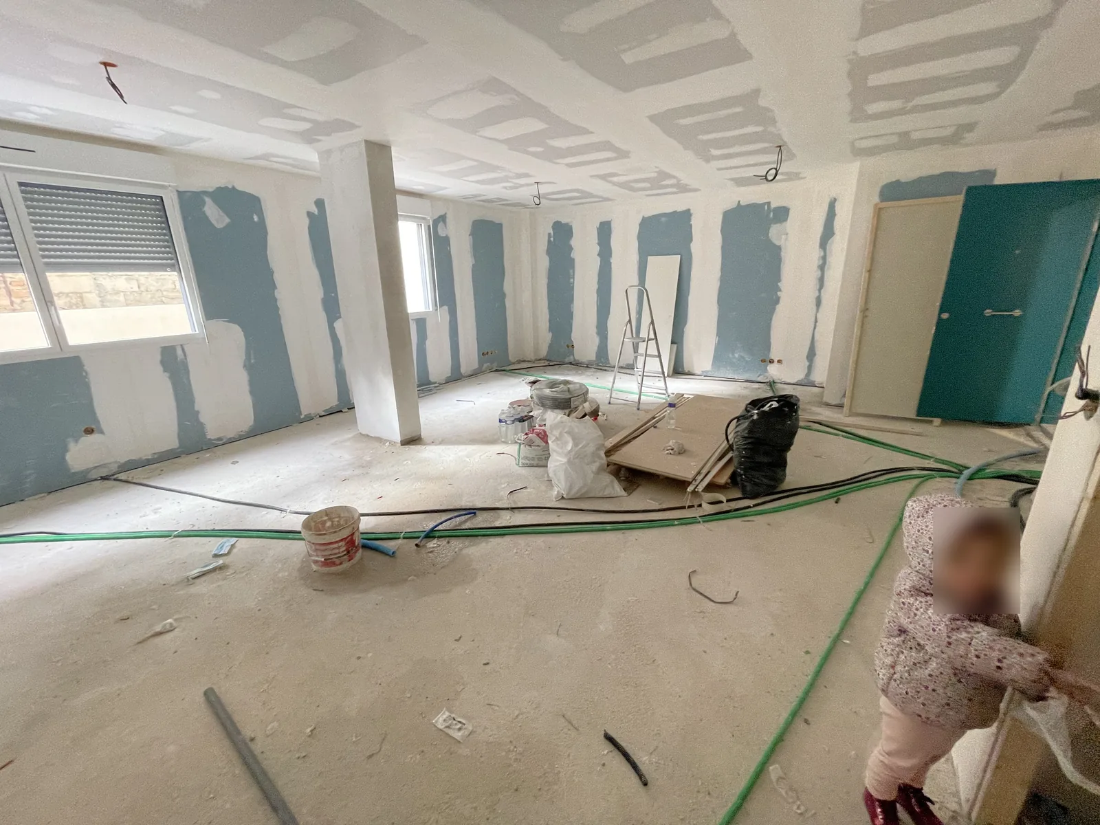 Local commercial en travaux, cloisons de placo bandées et gaines électriques au sol