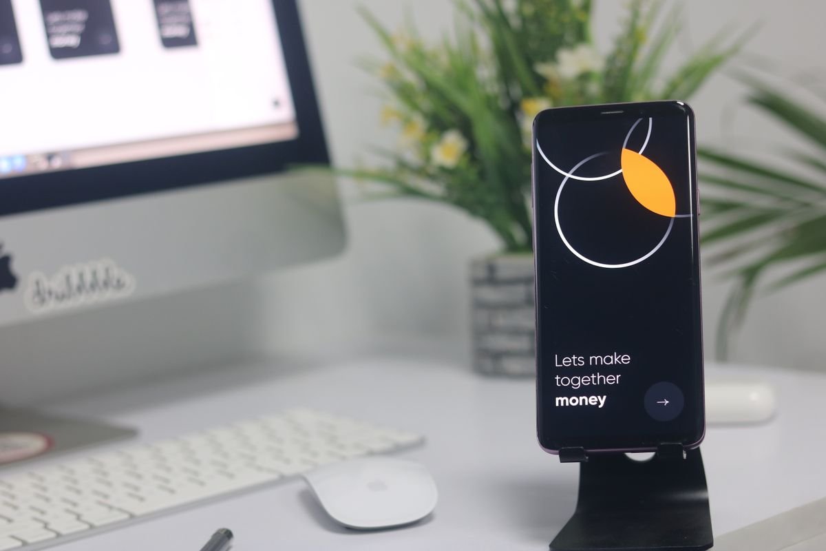 Un espace de travail moderne avec un smartphone affichant un écran et un setup