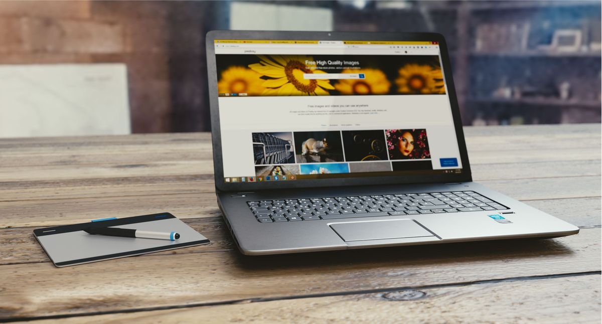 Choisir sa plateforme e-commerce : la méthode, pas le classement Ordinateur portable avec page web ouverte sur bureau en bois, accompagné d'une
