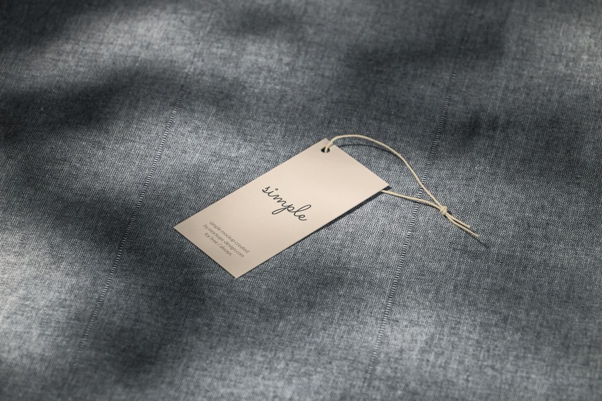 Une simple étiquette de vêtements reposant sur une surface en tissu gris