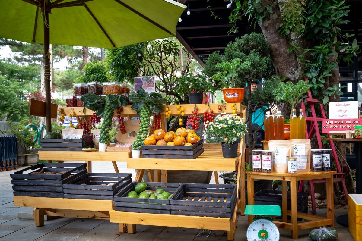 Un stand de marché en plein air coloré