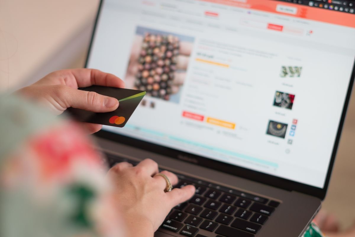 La fiche produit qui vend (et qui est conforme) S'engageant dans des achats en ligne avec une carte de crédit et un ordinateur