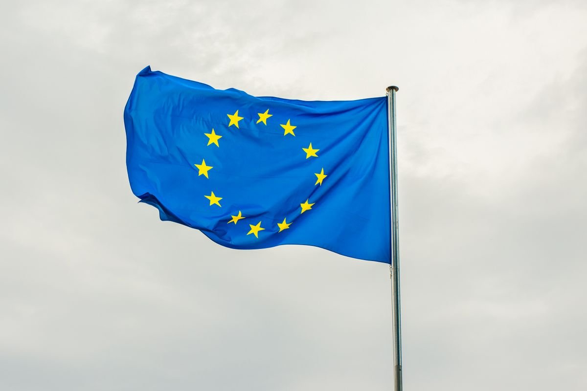 La nouvelle taxe sur les petits colis, expliquée simplement Le drapeau de l'Union européenne flottant gracieusement sur un mât contre un