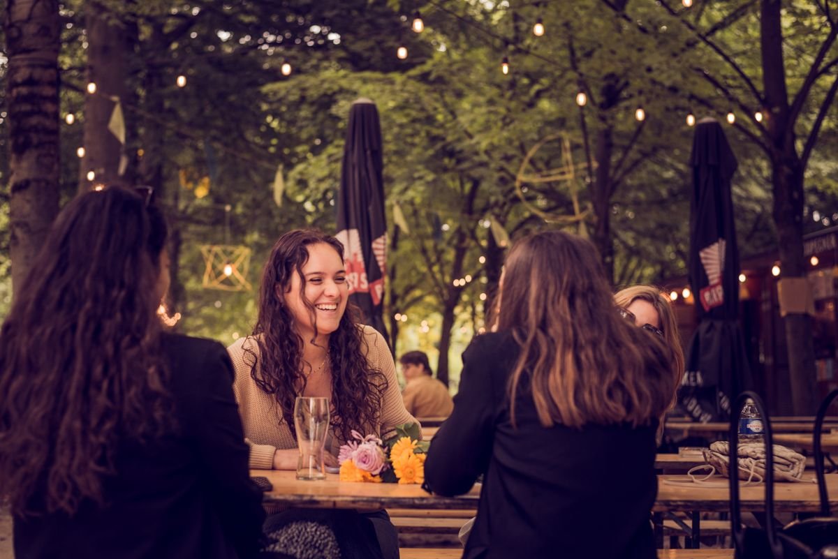 Groupe de femmes profitant d'une conversation dans un café en plein air à