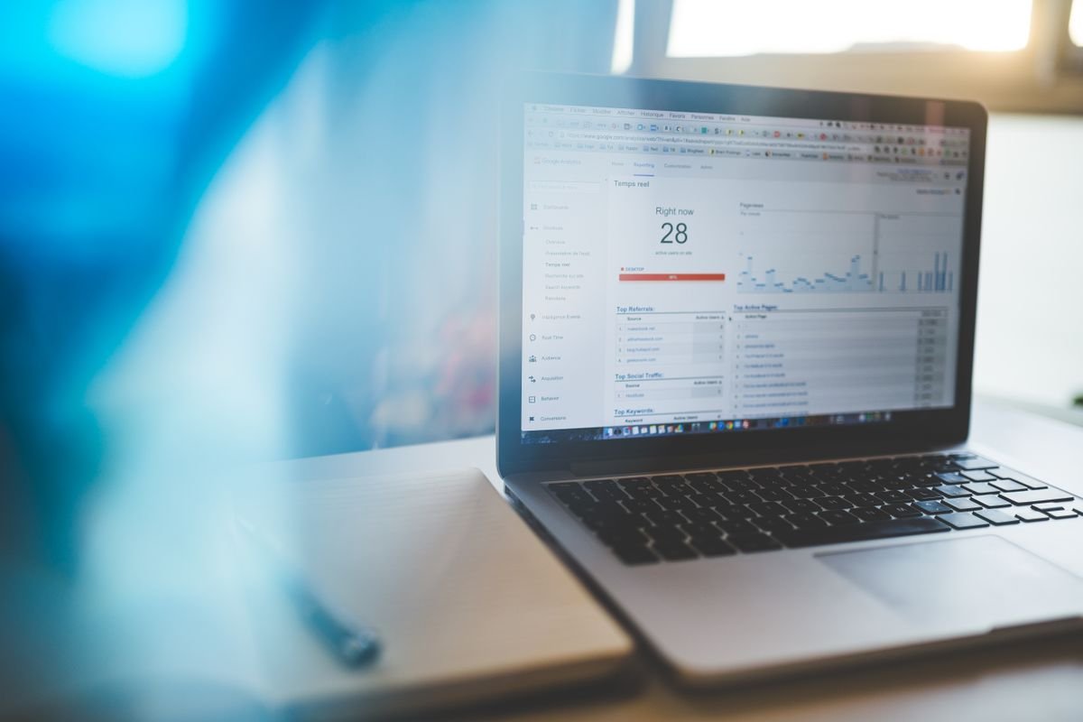 Le référencement d'une boutique en ligne, sans jargon Ordinateur portable affichant Google Analytics dans un espace de travail moderne