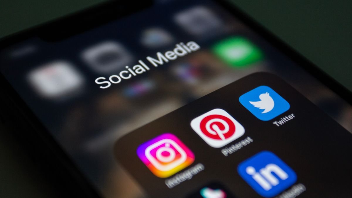 Comprendre la publicité en ligne : le seuil avant de dépenser Un écran de smartphone affichant des applications de médias sociaux populaires