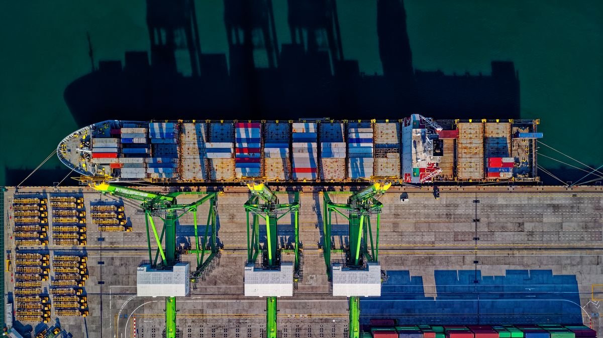 Vue aérienne en plongée d'un cargo dans un port animé de Jakarta