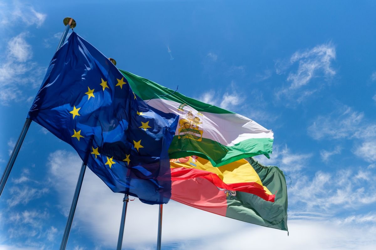 La nouvelle taxe sur les petits colis, expliquée simplement Prise de vue en contre-plongée des drapeaux de l'Union Européenne flottant sous