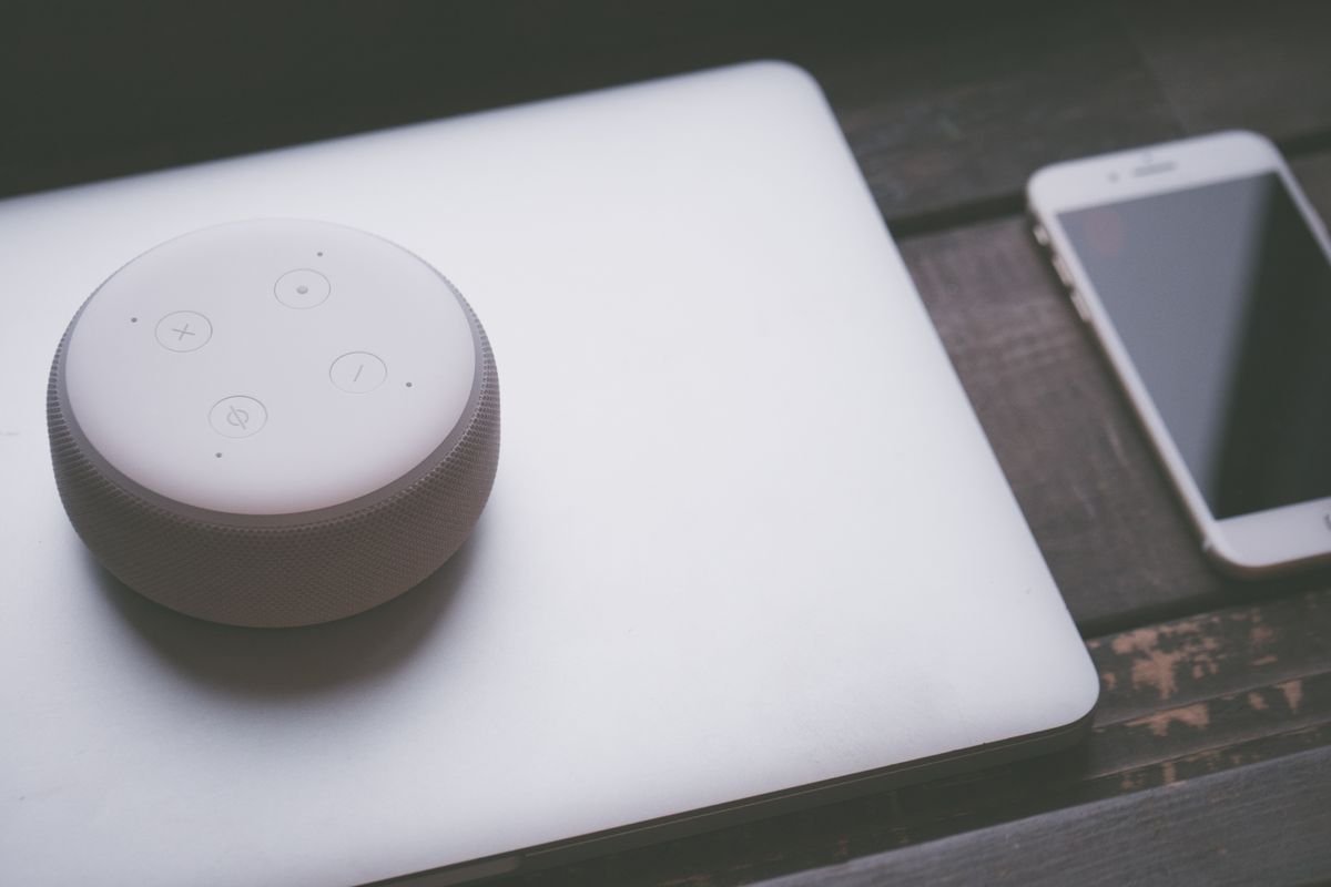 GEO : être cité par ChatGPT, Perplexity et les moteurs de réponse Un haut-parleur intelligent, un ordinateur portable et un smartphone
