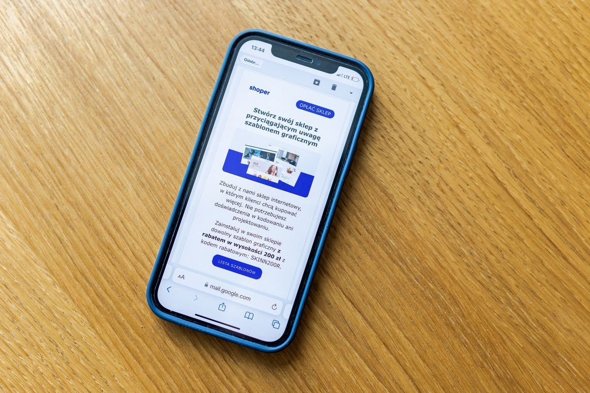 La fiche produit qui vend (et qui est conforme) Gros plan d'un smartphone sur une table en bois affichant une page web de