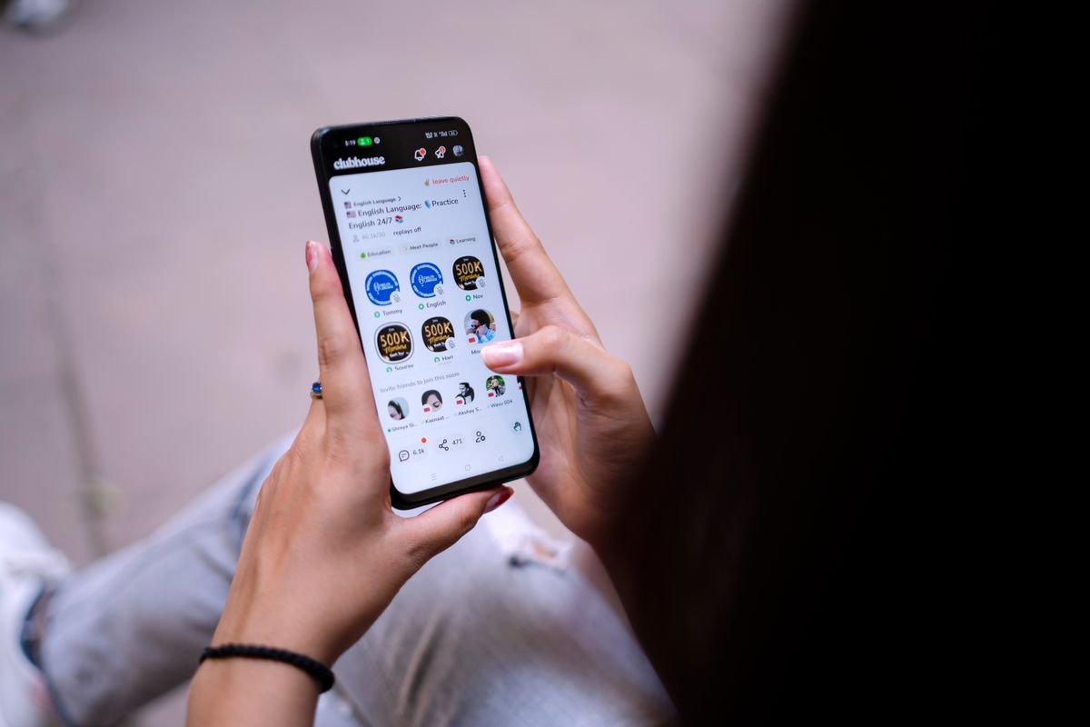 Gros plan d'une femme utilisant un smartphone avec une application de médias