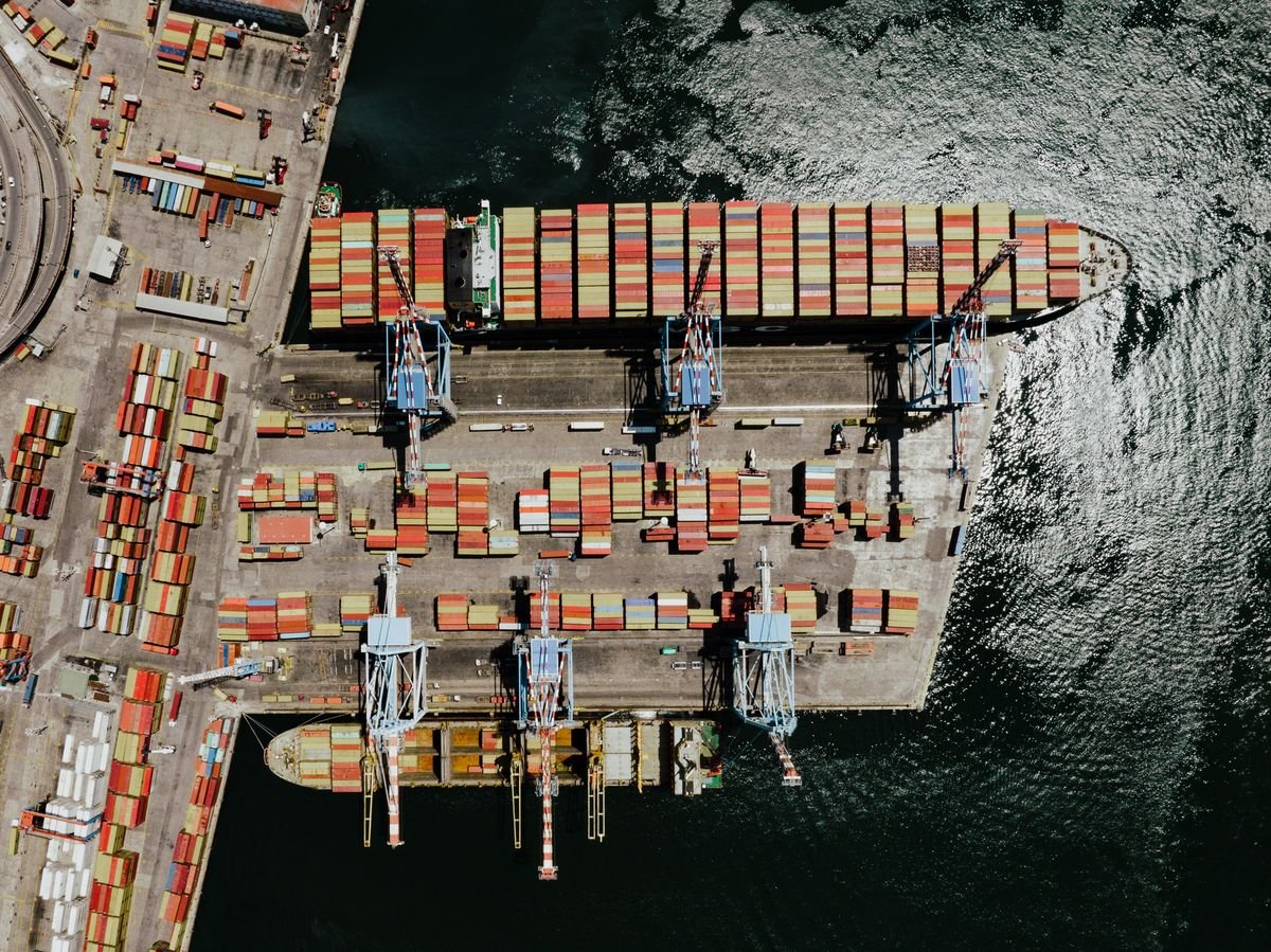 Prise de vue aérienne de conteneurs colorés au port animé de Naples, Italie