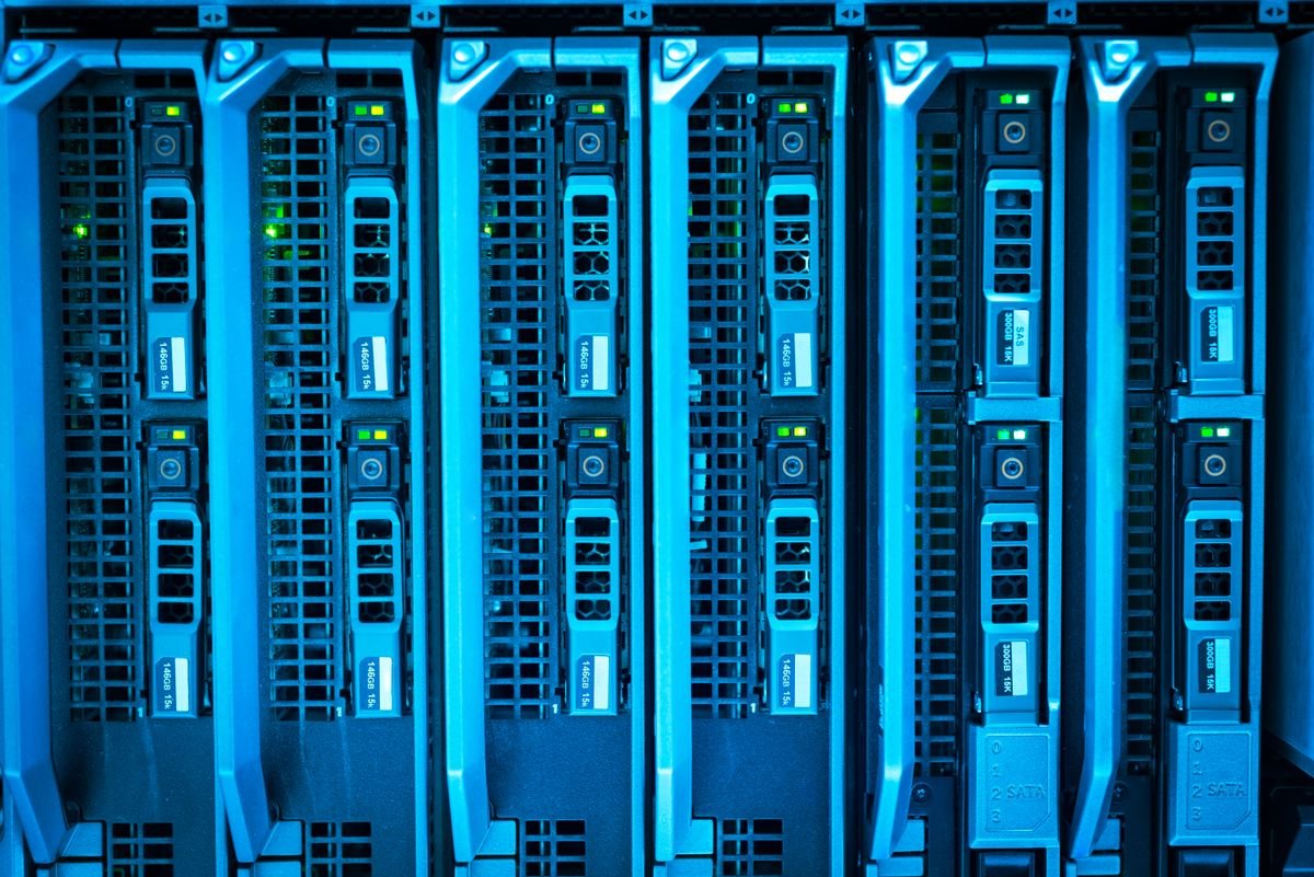 Choisir sa plateforme e-commerce : la méthode, pas le classement Image détaillée de racks de serveurs éclairés